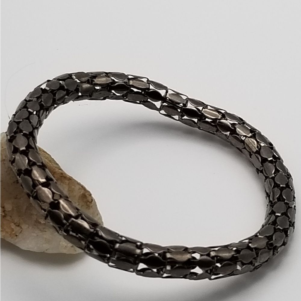 Snake mesh metallic slinky bracelet. B437